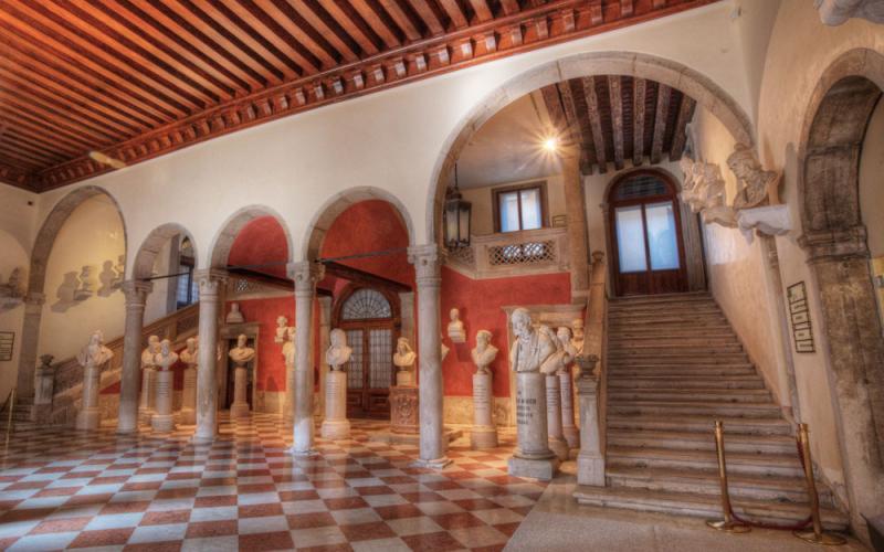 Lo scalone di palazzo loredan