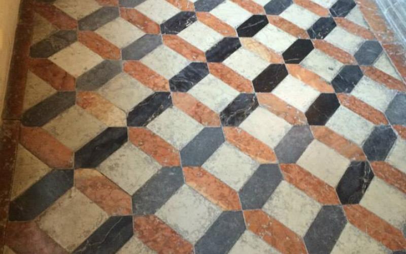 I pianerottoli in marmo dello scalone