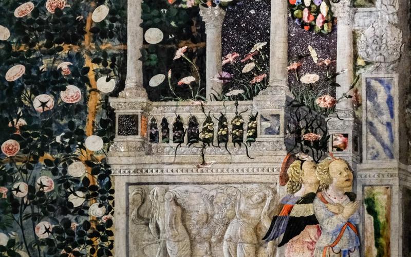 ...Sembrano in bilico su una maestosa struttura architettonica in alabastro, decorata a bassorilievi con putti che giocano e danzano