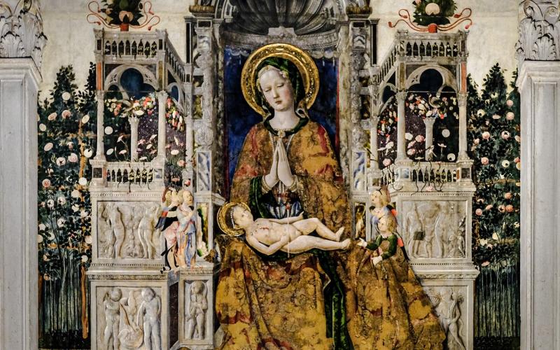 Maria col Bambino su trono marmoreo entro una nicchia affiancata da due loggette con putti ai lati, festoni di fiori e frutta, uccelli a terra. - Antonio da Negroponte, 1450. Venezia, San Francesco della Vigna. Ph. Francesco Bianco